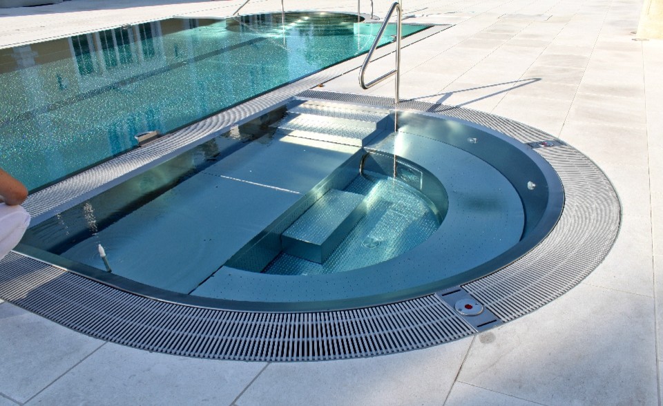 Geräumiger Klassischer Whirlpool neben dem Haus in rechteckiger Form mit Natursteinplatten in Sonstige