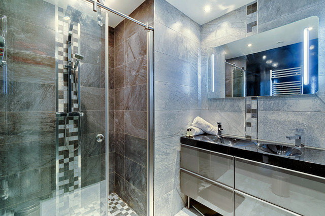 Loft &agrave; Marseille modern-badezimmer