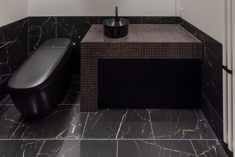 Asiatisk inredning av ett mellanstort brun brunt toalett, med släta luckor, svarta skåp, svart kakel, keramikplattor, svarta väggar, klinkergolv i keramik, kaklad bänkskiva och svart golv