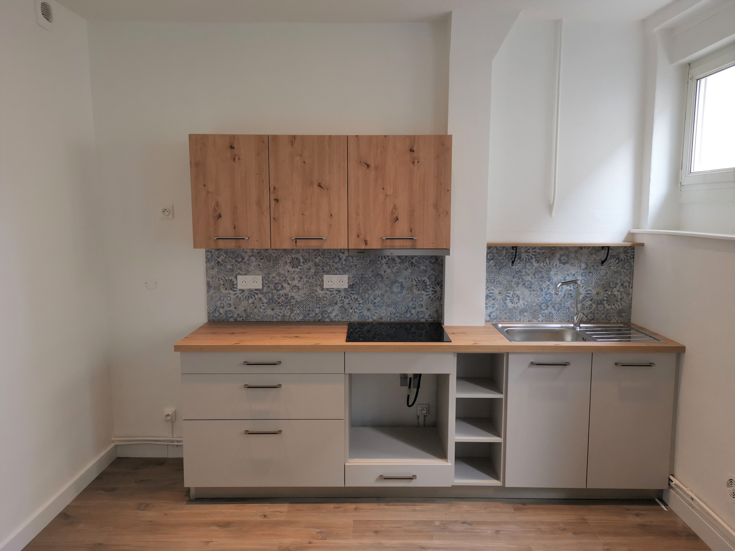 Beige et bois pour une ambiance chaleureuse.