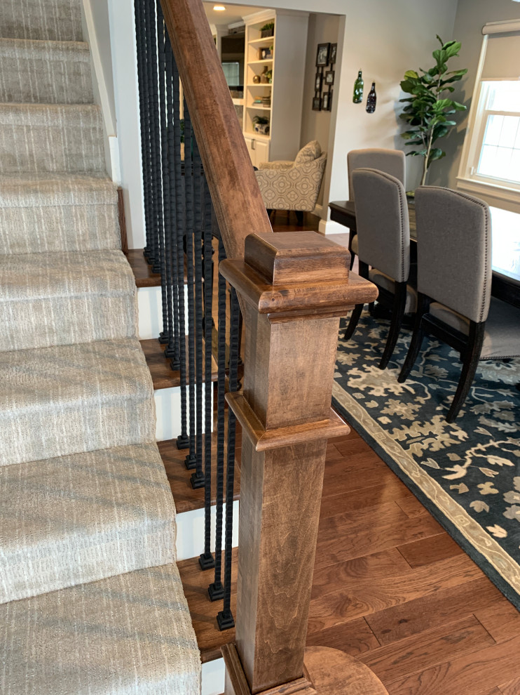 Aménagement d'un escalier droit classique de taille moyenne avec des marches en moquette, des contremarches en moquette et un garde-corps en matériaux mixtes.