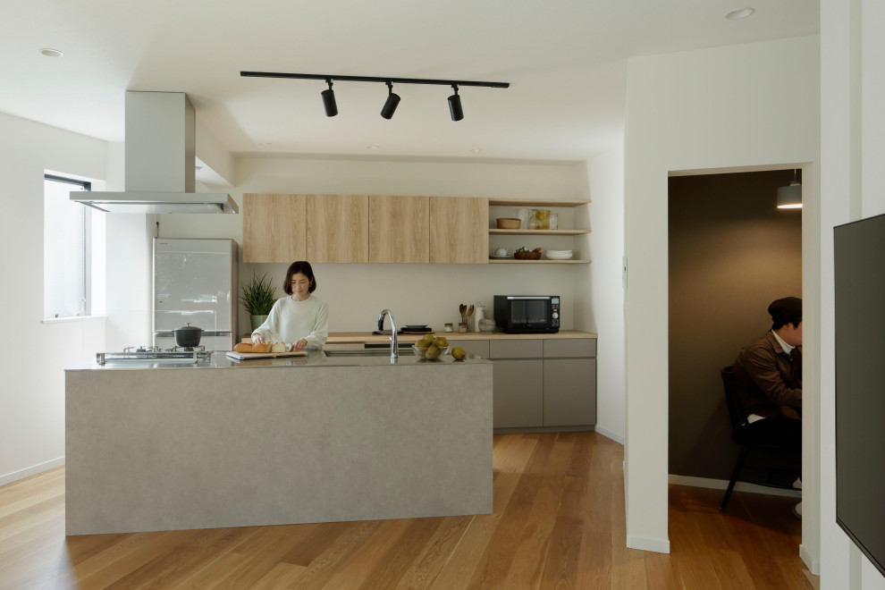Mittelgroße Moderne Küche mit braunem Holzboden, beigem Boden und Tapetendecke in Tokio