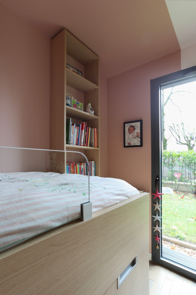 Inspiration pour une petite chambre d'enfant de 4 à 10 ans nordique avec un mur rose.