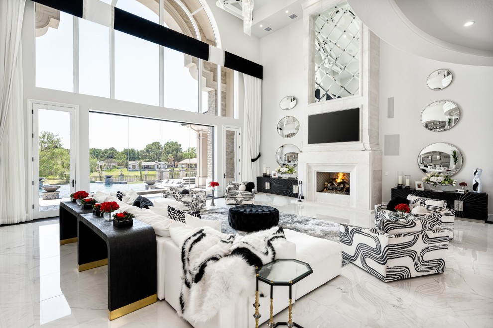 Идея дизайна: огромная парадная, открытая гостиная комната в стиле модернизм с белыми стенами, мраморным полом, стандартным камином, фасадом камина из камня, телевизором на стене, белым полом и кессонным потолком