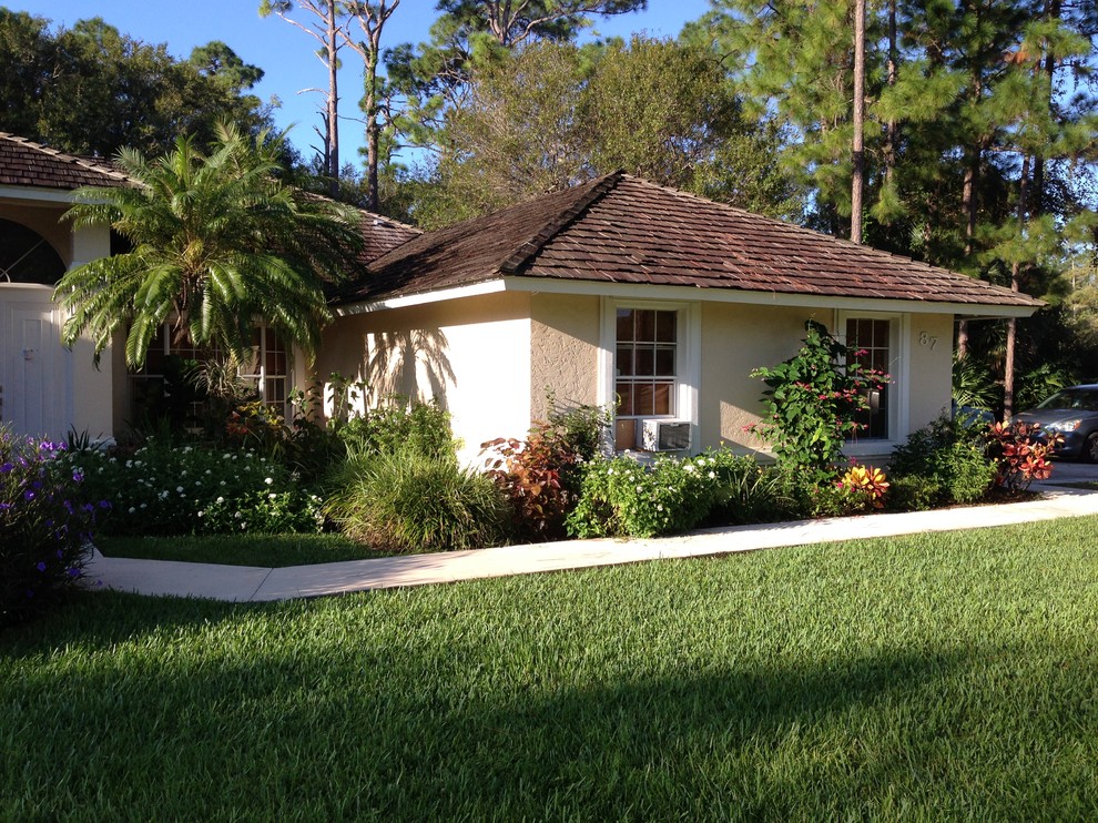 Photo of a small country front yard partial sun garden in Miami with a garden path.