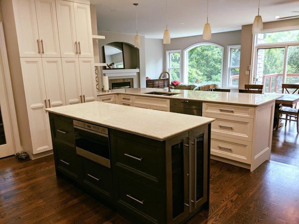 Transitional kitchen photo in Toronto with quartzite countertops and an island