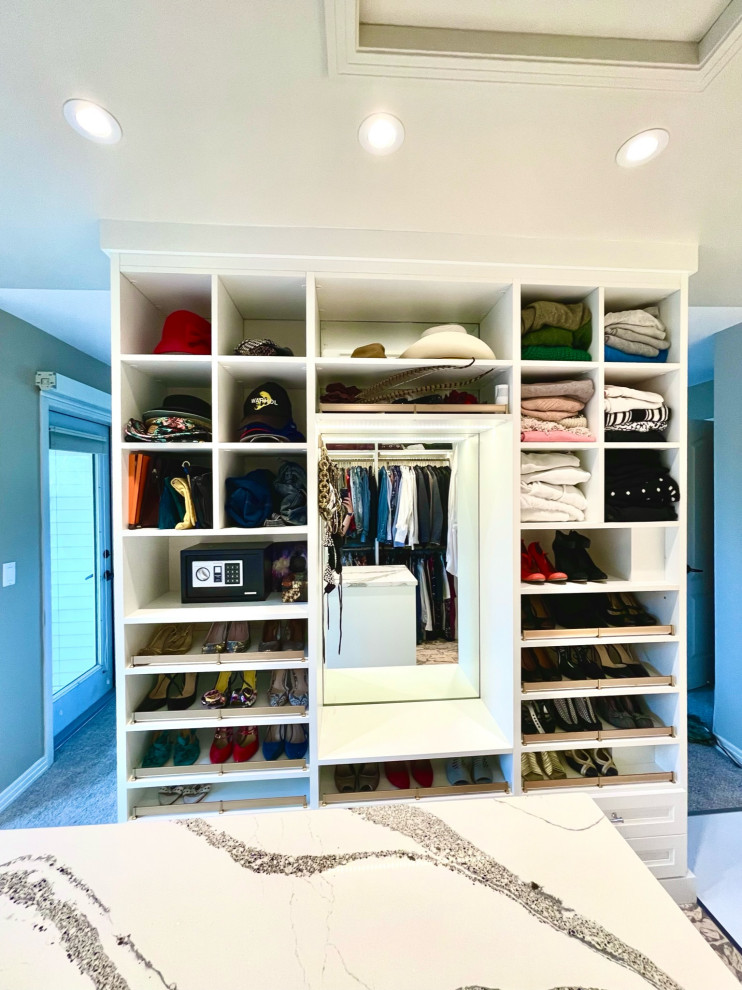 Ejemplo de armario vestidor unisex contemporáneo grande con armarios estilo shaker, puertas de armario blancas, suelo de corcho y suelo beige