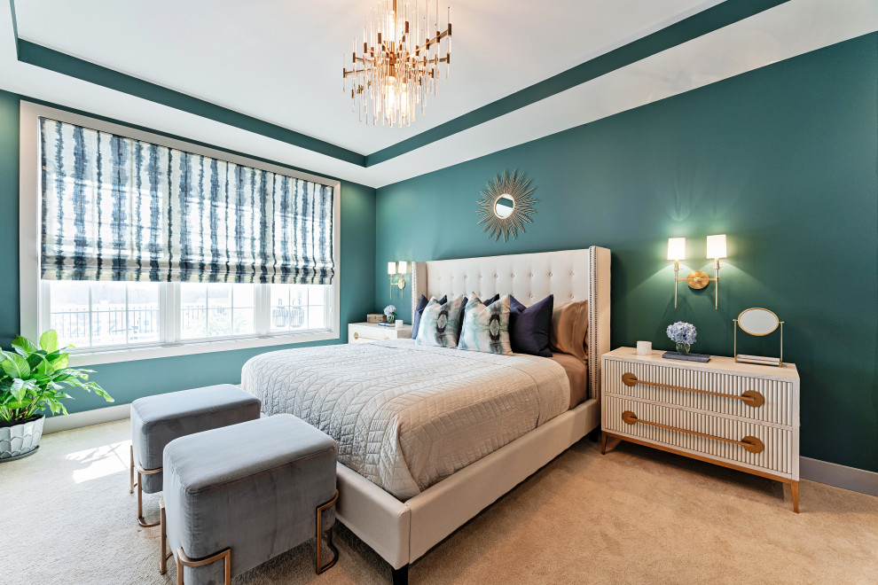 Пример оригинального дизайна: хозяйская спальня в стиле неоклассика (современная классика) с синими стенами, ковровым покрытием, бежевым полом и многоуровневым потолком без камина