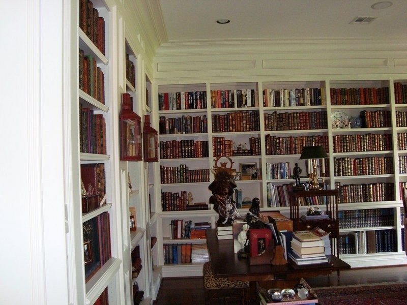 Photo of a traditional home office in Houston.