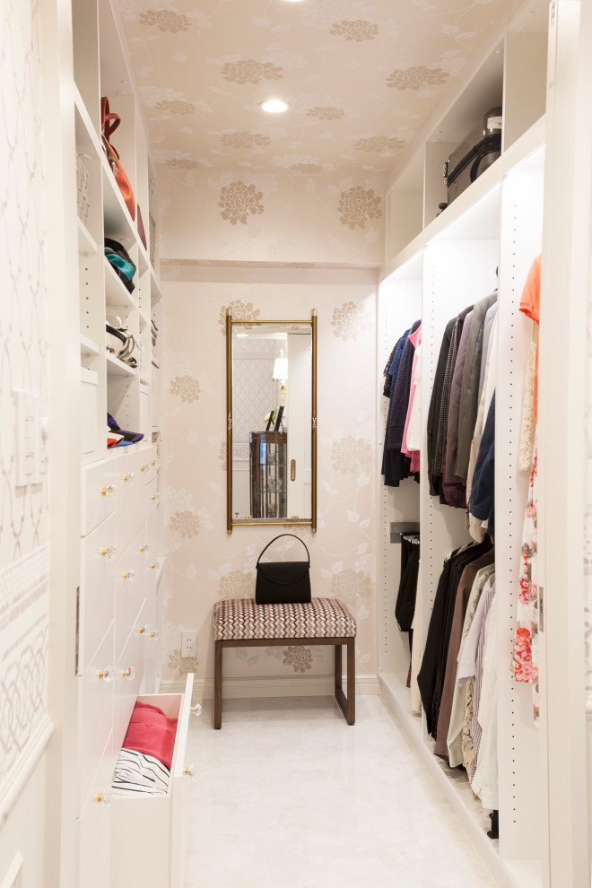 Inspiration för mellanstora klassiska walk-in-closets för könsneutrala, med öppna hyllor, vita skåp, marmorgolv och vitt golv