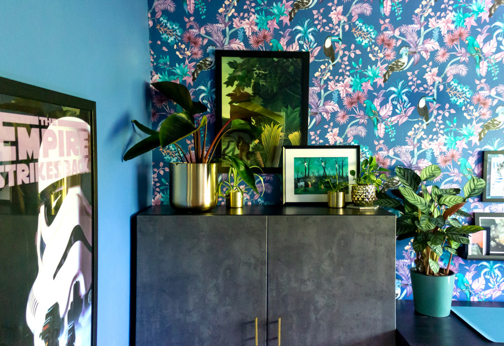 Idéer för att renovera ett mellanstort tropiskt hobbyrum, med blå väggar, mellanmörkt trägolv och ett fristående skrivbord