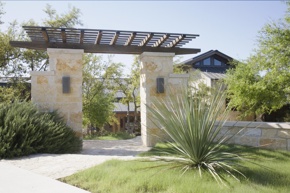 Inspiration for a traditional front yard garden in Austin with natural stone pavers.