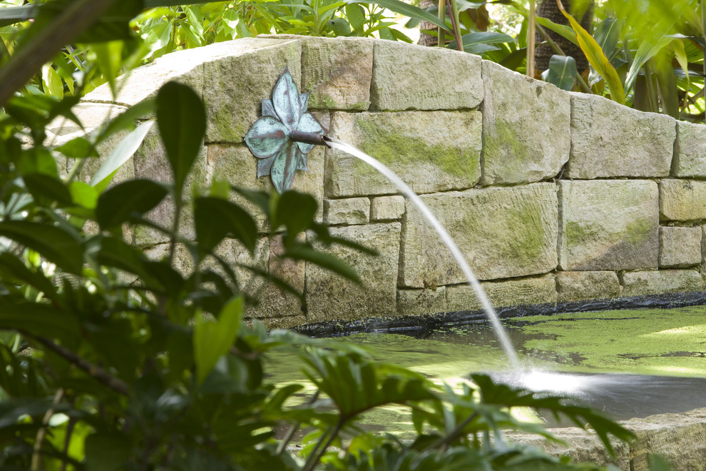 Inspiration for a modern garden in Sydney with a water feature.