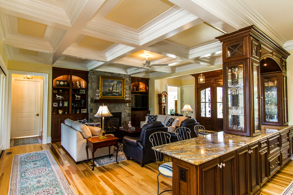 Traditional family room in Richmond.
