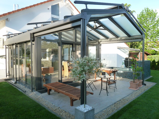 Wintergarten mit Satteldach und kombinierter Überdachung - Modern