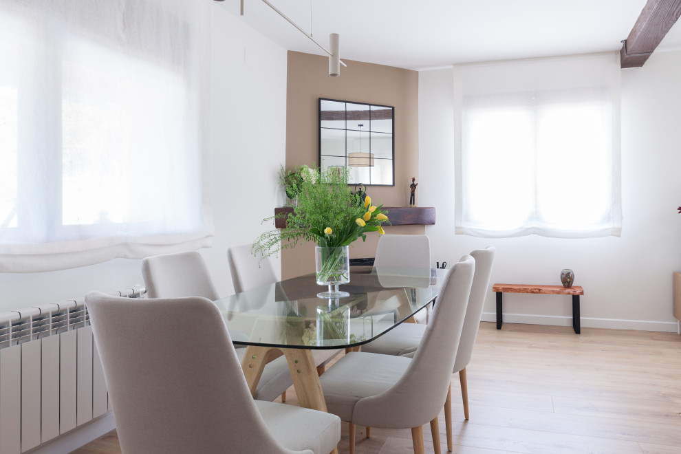 Diseño de comedor actual de tamaño medio cerrado con paredes blancas, suelo de madera en tonos medios, chimenea de esquina, suelo marrón, vigas vistas y cortinas
