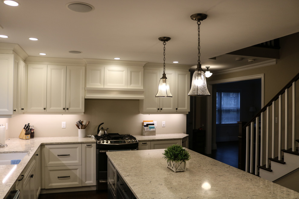 Transitional home design photo in Toronto
