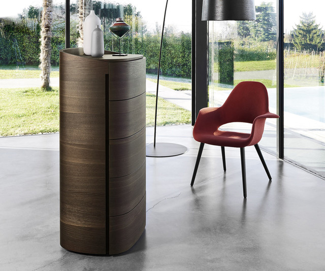 Helles Wohnzimmer mit gro&szlig;er Glasfront contemporary-living-room