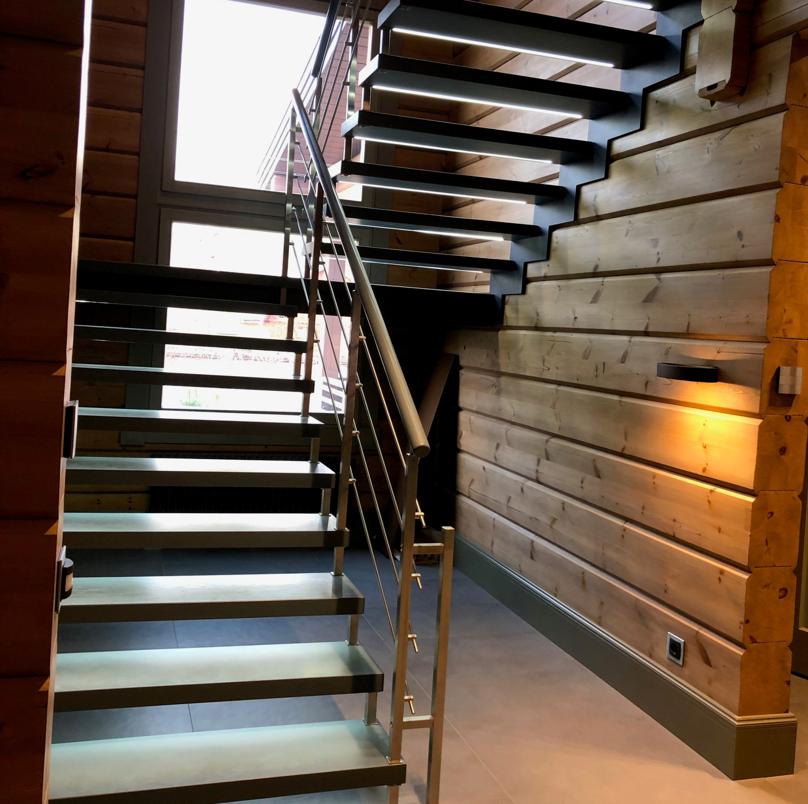 Лестница на больцах с латунным ограждением