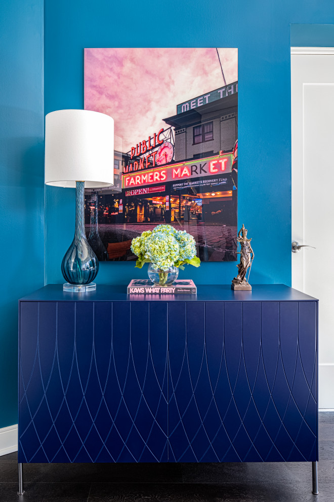 Imagen de despacho contemporáneo de tamaño medio con paredes azules, suelo de madera oscura, escritorio independiente y suelo marrón