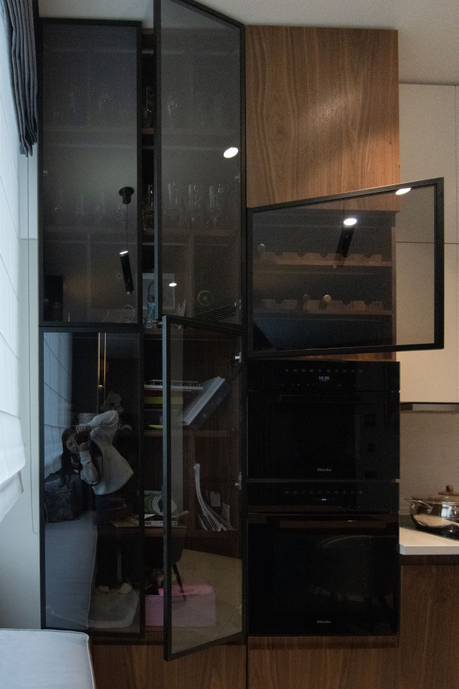 Кухня в стиле минимализм с фасадами под "темное дерево"