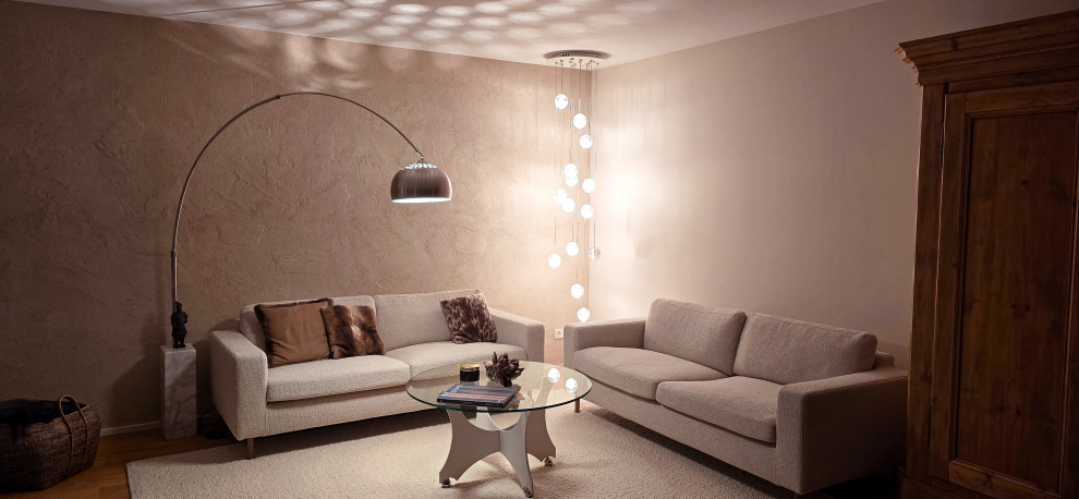 Mittelgroßes, Offenes Modernes Wohnzimmer mit hellem Holzboden in München