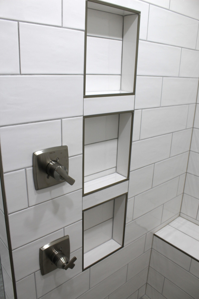 Bathroom - mid-sized bathroom idea