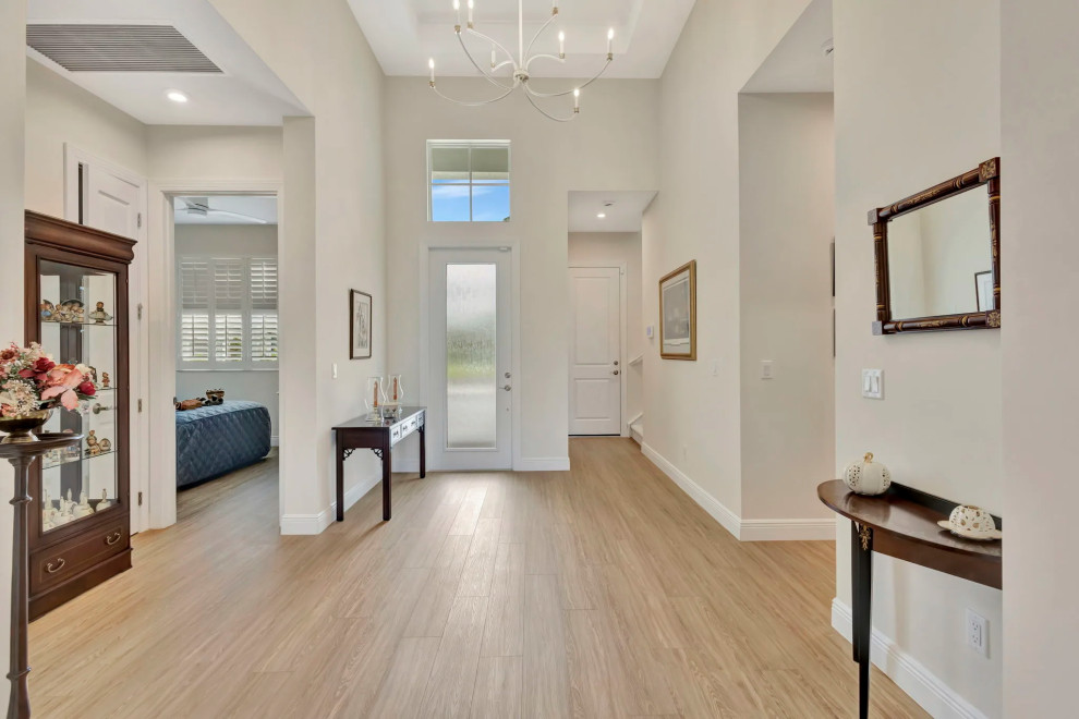 Entryway - entryway idea in Miami