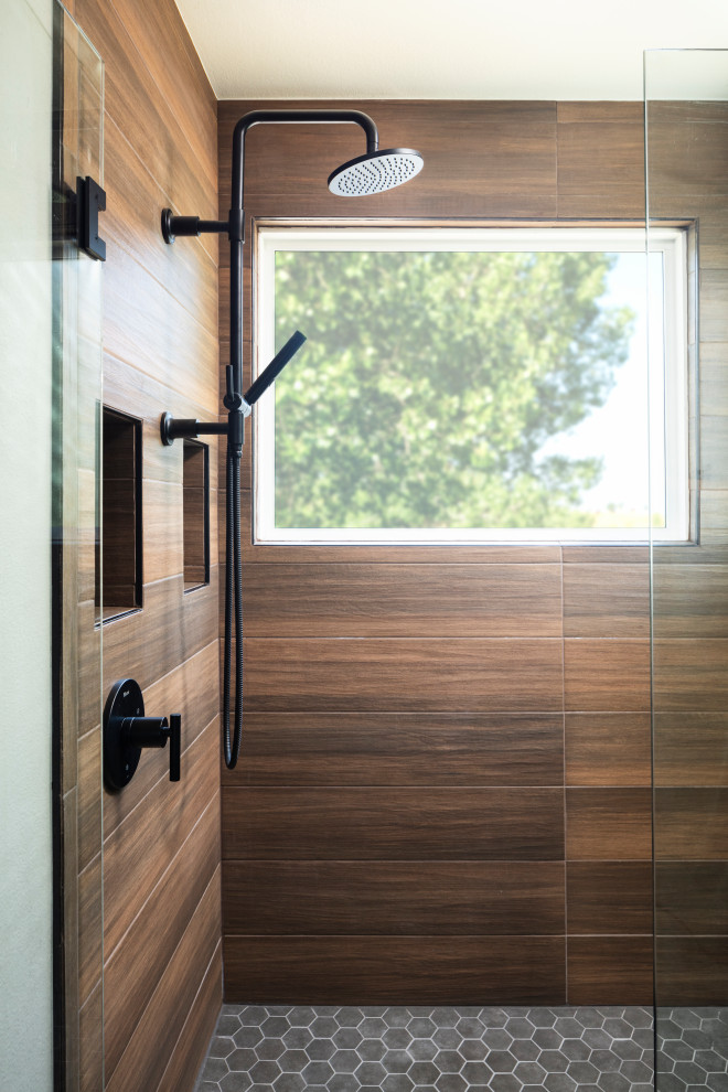 Inspiration för stora moderna en-suite badrum, med skåp i mellenmörkt trä, beige väggar, ett fristående handfat, svart golv, dusch med gångjärnsdörr, brun kakel, klinkergolv i keramik och våtrum