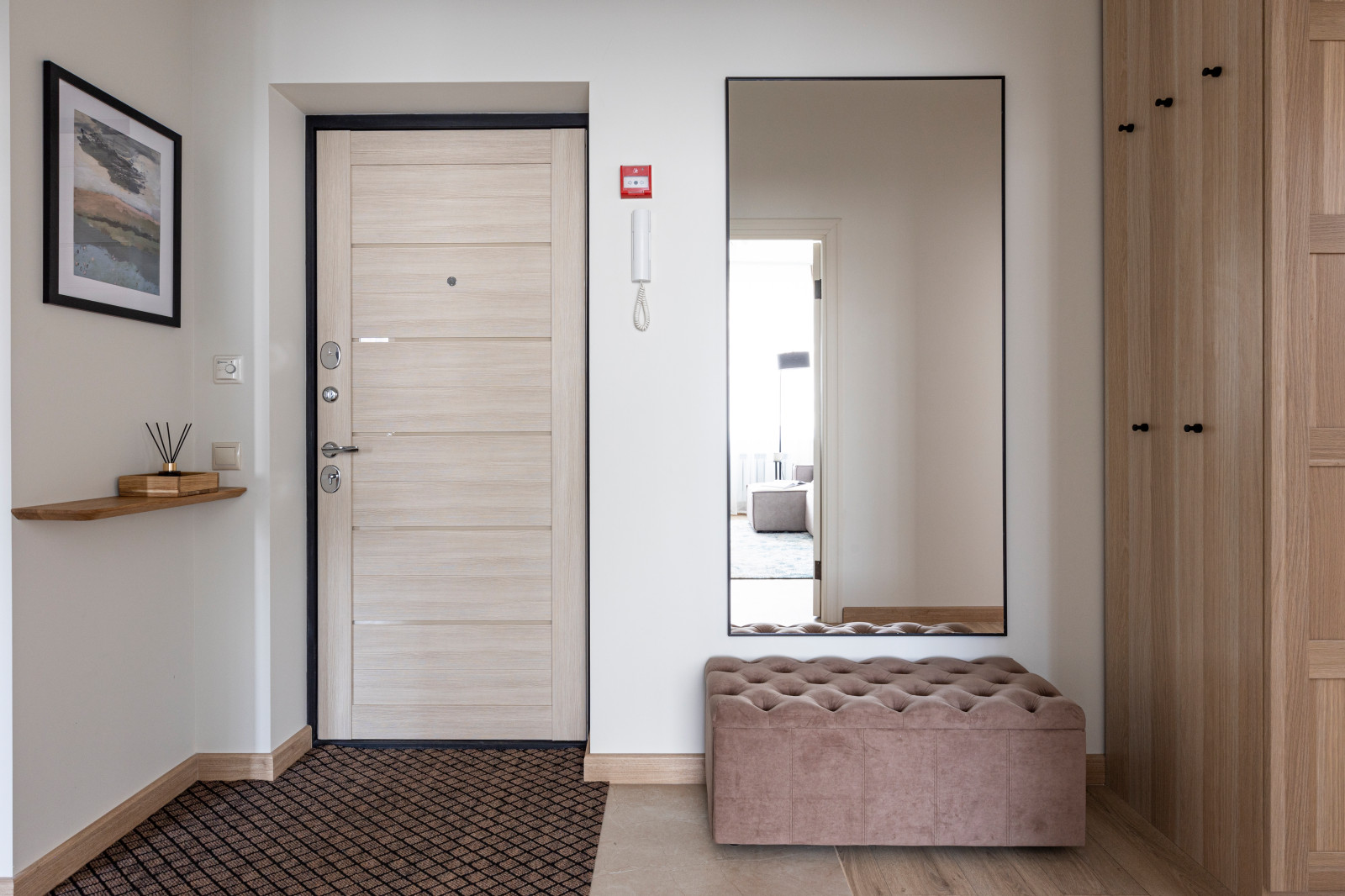 Двухкомнатная квартира под сдачу. Прихожая