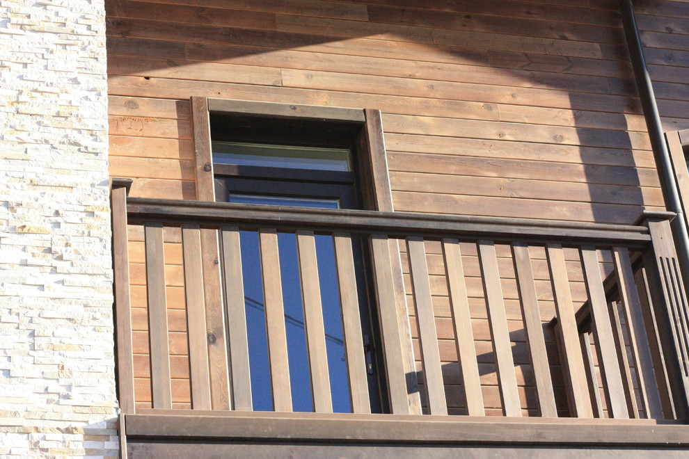 Балкон из массива сосны