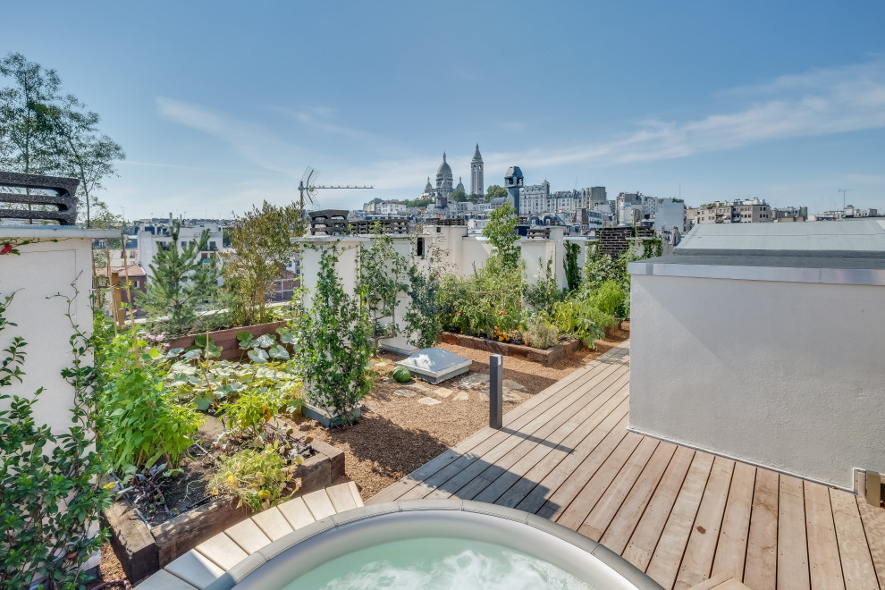 Cette image montre un jardin rustique de taille moyenne et l'été avec un chemin, une exposition ensoleillée, une terrasse en bois et une clôture en bois.