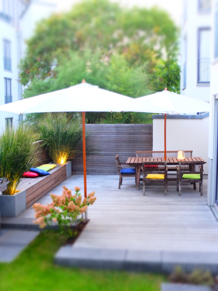 Ejemplo de jardín minimalista pequeño en verano en patio lateral con jardín francés, privacidad, exposición parcial al sol, entablado y con madera