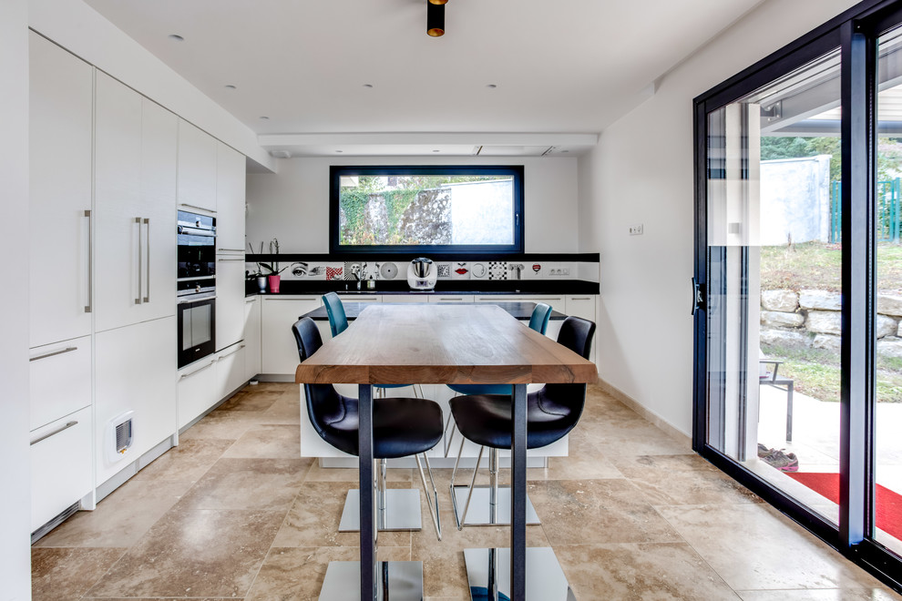 Inspiration for a mid-sized contemporary l-shaped eat-in kitchen in Grenoble with white cabinets, white splashback, ceramic floors and no island.