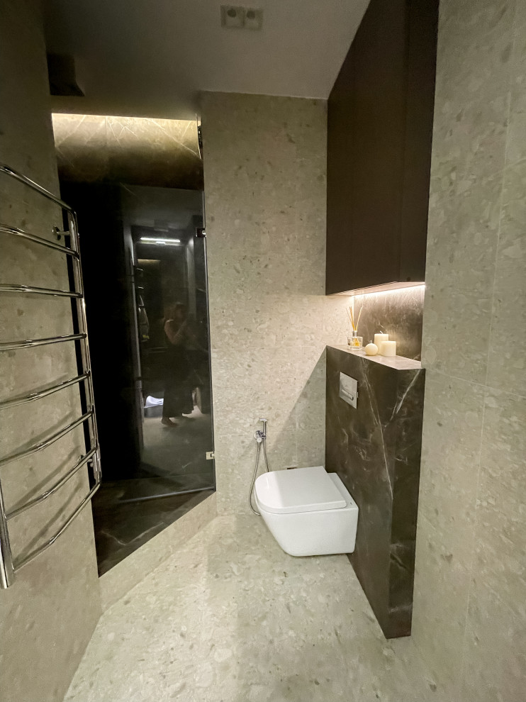 Источник вдохновения для домашнего уюта: ванная комната среднего размера в современном стиле с плоскими фасадами, коричневыми фасадами, открытым душем, инсталляцией, бежевой плиткой, керамической плиткой, бежевыми стенами, полом из керамической плитки, подвесной раковиной, столешницей из искусственного камня, бежевым полом, душем с распашными дверями, коричневой столешницей, зеркалом с подсветкой, тумбой под одну раковину и подвесной тумбой