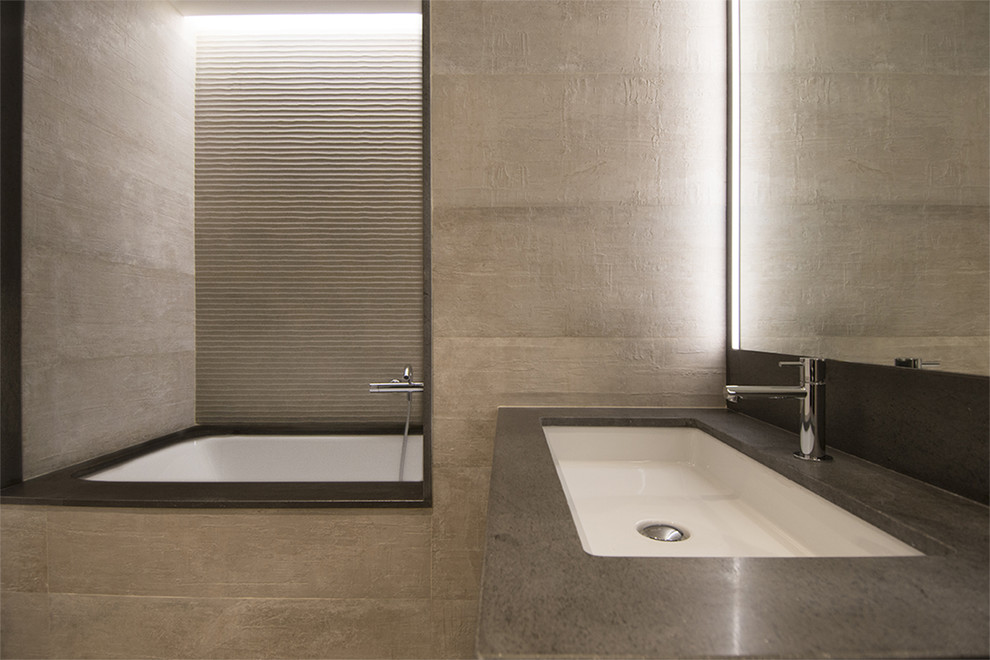 Idee per una stanza da bagno padronale minimalista di medie dimensioni con vasca ad alcova, vasca/doccia, bidè e top in quarzite