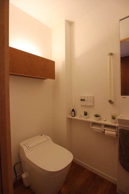 H邸 -Flat design 2 scandinavo-bagno-di-servizio