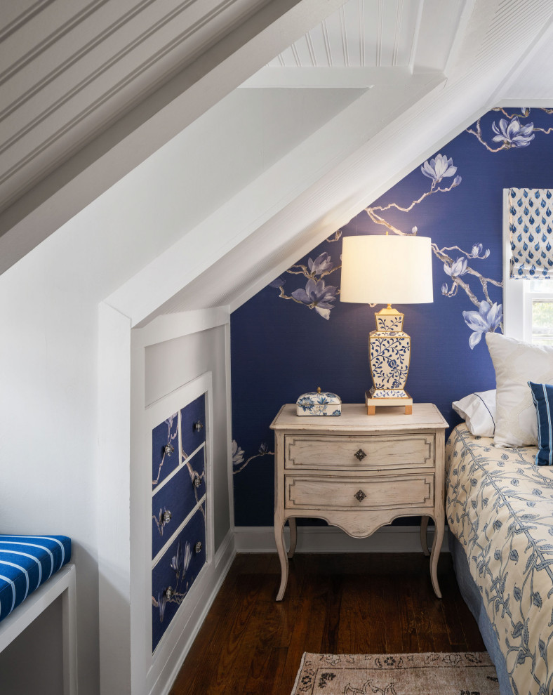 На фото: спальня на антресоли в викторианском стиле с серыми стенами, темным паркетным полом, коричневым полом и обоями на стенах