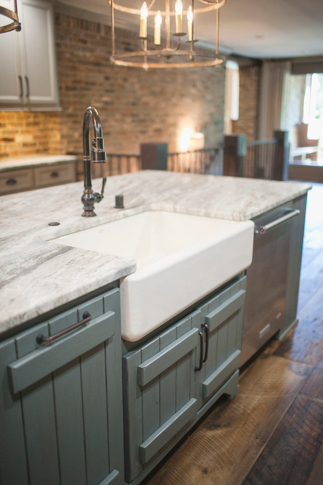 Example of a mountain style u-shaped dark wood floor eat-in kitchen design with a farmhouse sink, raised-panel cabinets, green cabinets, marble countertops, colored appliances and an island