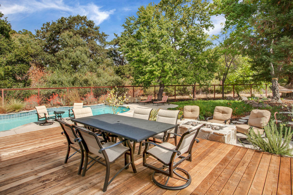 Photo of a large drought-tolerant backyard landscaping in San Francisco with a fire pit.