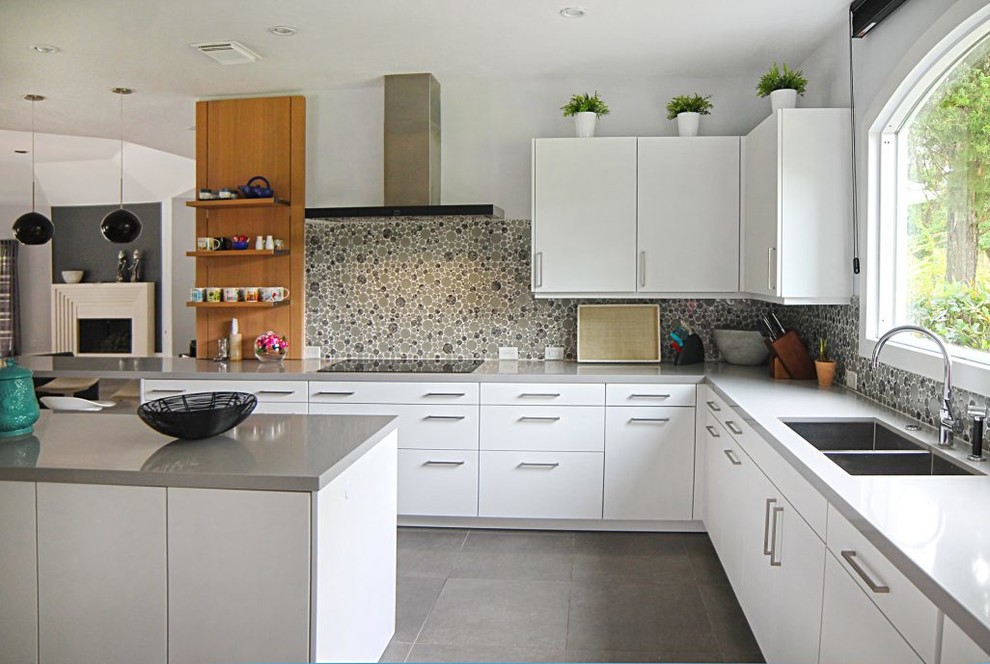Photo of a large contemporary u-shaped kitchen in Houston with an undermount sink, flat-panel cabinets, white cabinets, quartz benchtops, multi-coloured splashback, glass tile splashback, stainless steel appliances, porcelain floors and with island.