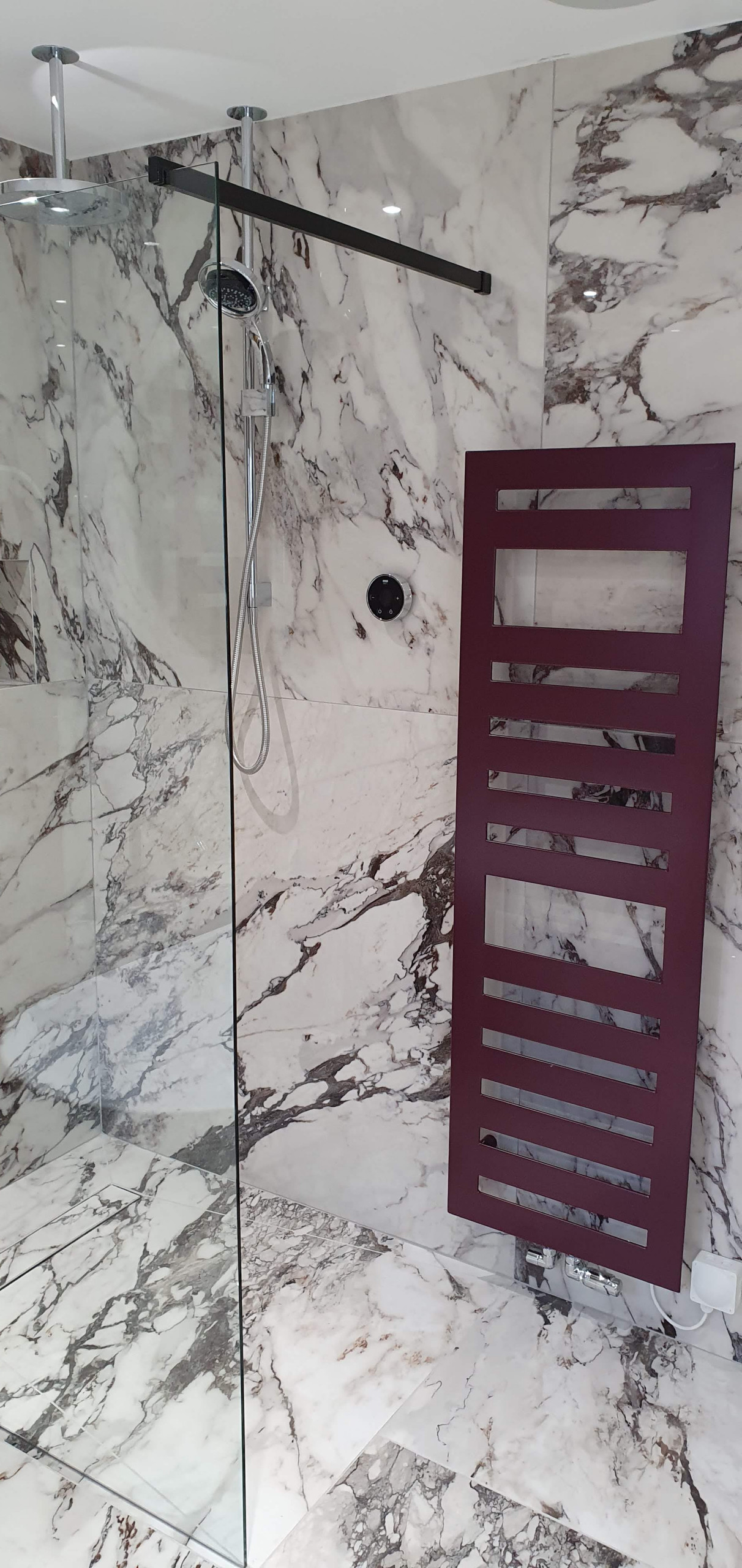 Bathroom with large format tiles