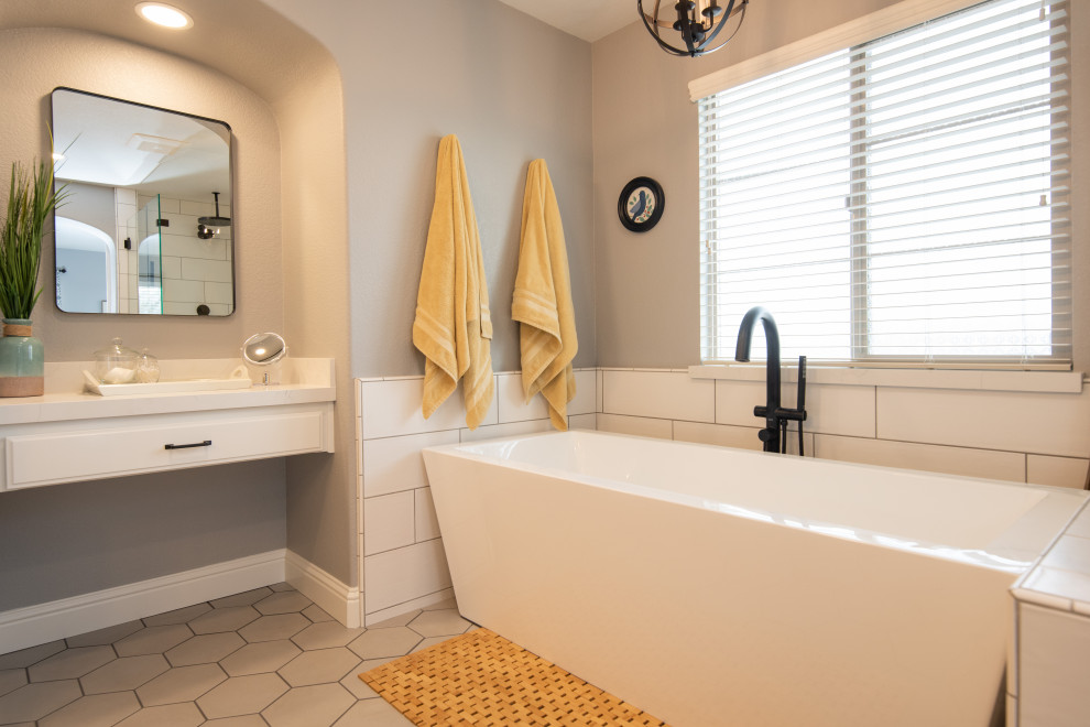 Esempio di una stanza da bagno padronale minimalista con vasca freestanding, doccia ad angolo, lavabo sottopiano, top in quarzo composito, porta doccia a battente, top bianco e due lavabi