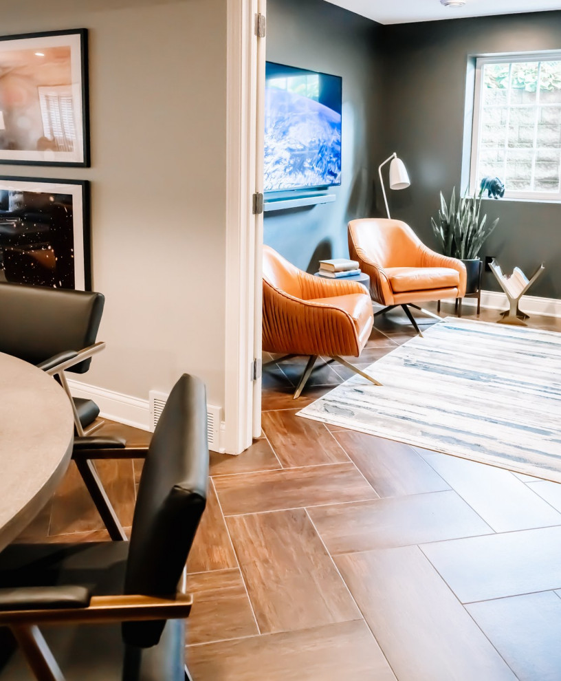 Mittelgroßes Modernes Esszimmer mit braunem Holzboden und grauer Wandfarbe in Cedar Rapids