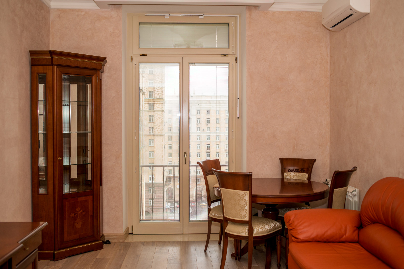 Остекление квартиры пр-т Мира (дерево-алюминиевые окна с жалюзи)