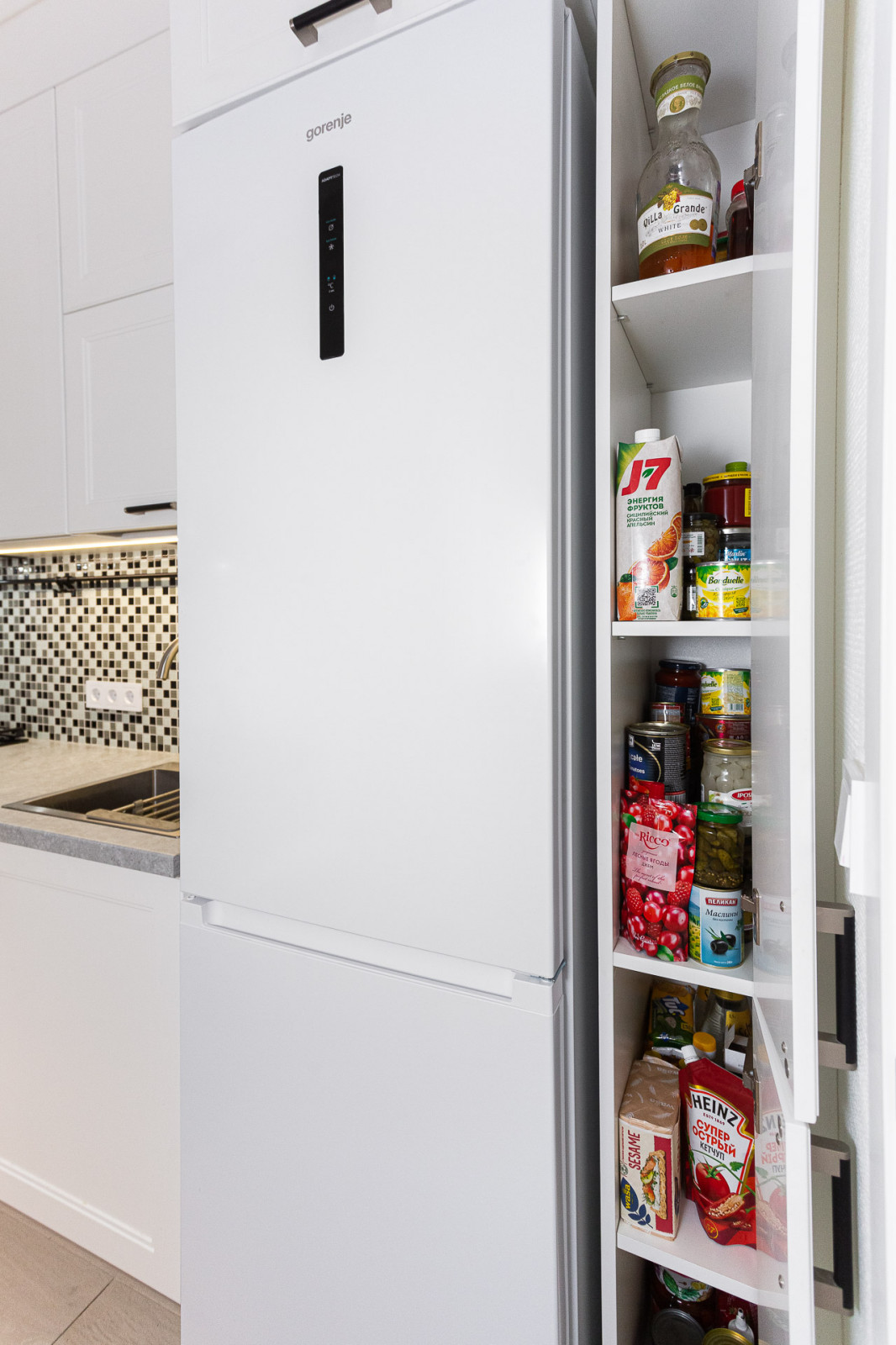 Черно-белая кухня с фартуком мозаика