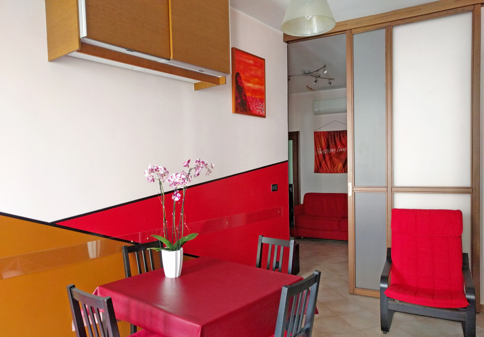 Réalisation d'une salle à manger ouverte sur la cuisine minimaliste de taille moyenne avec un mur rose, un sol en carrelage de céramique et un sol beige.