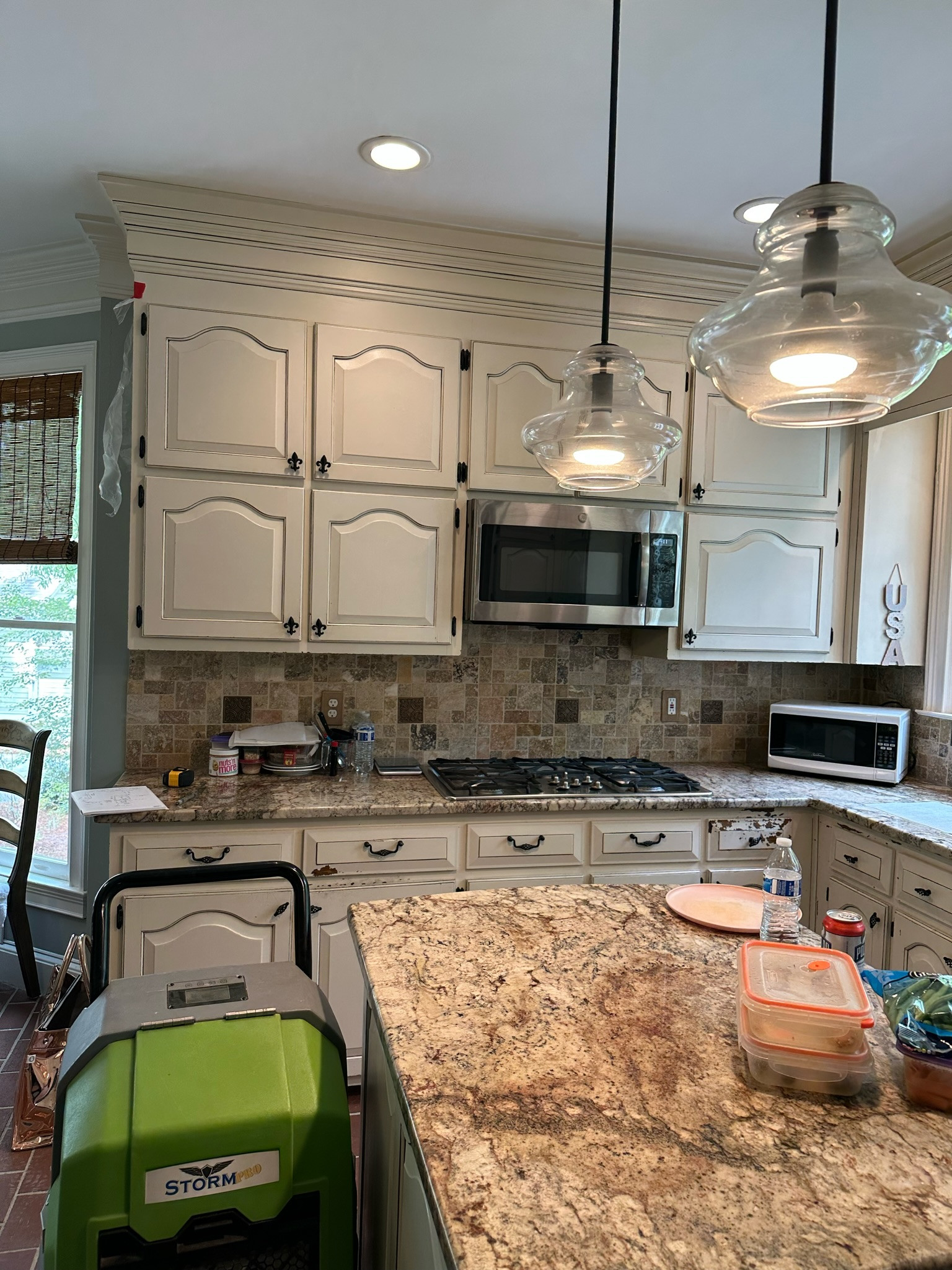 PEACHTREE CITY Clean and Modern Kitchen