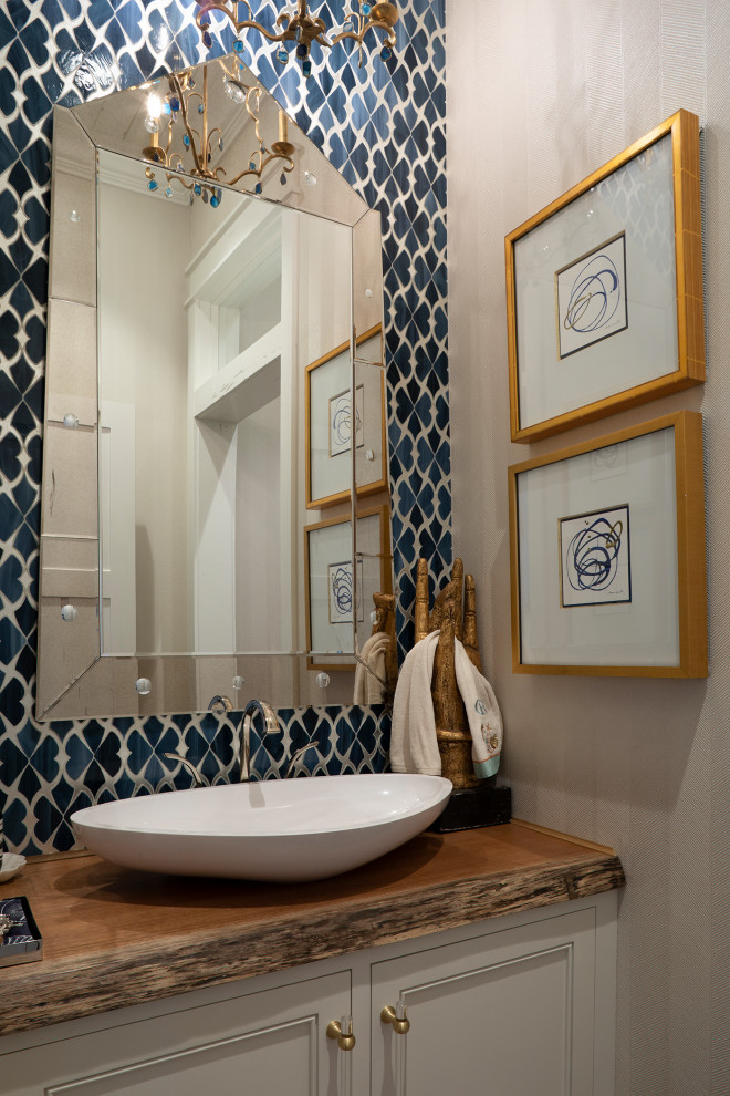 Стильный дизайн: туалет среднего размера в морском стиле с фасадами с утопленной филенкой, белыми фасадами, унитазом-моноблоком, синими стенами, настольной раковиной, столешницей из дерева, коричневой столешницей, встроенной тумбой и обоями на стенах - последний тренд