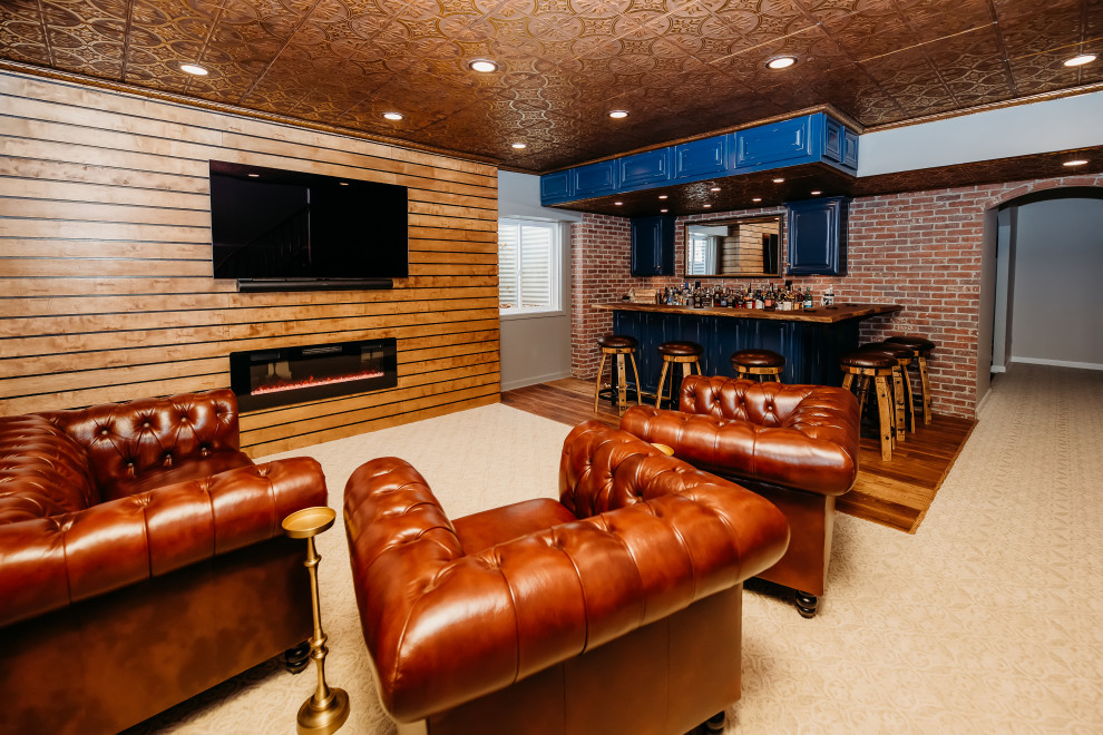 Cette photo montre un sous-sol rétro de taille moyenne avec un bar de salon, un mur multicolore, moquette, un sol beige, un plafond décaissé et un mur en parement de brique.
